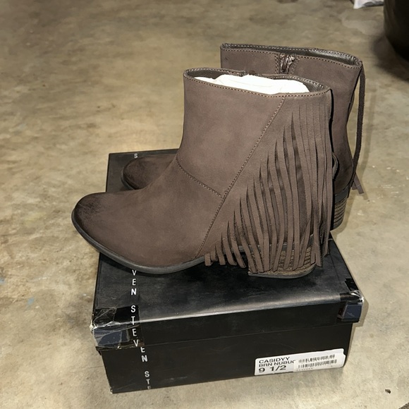 Brand New Steve Madden Ankle Boots - Picture 2 of 3